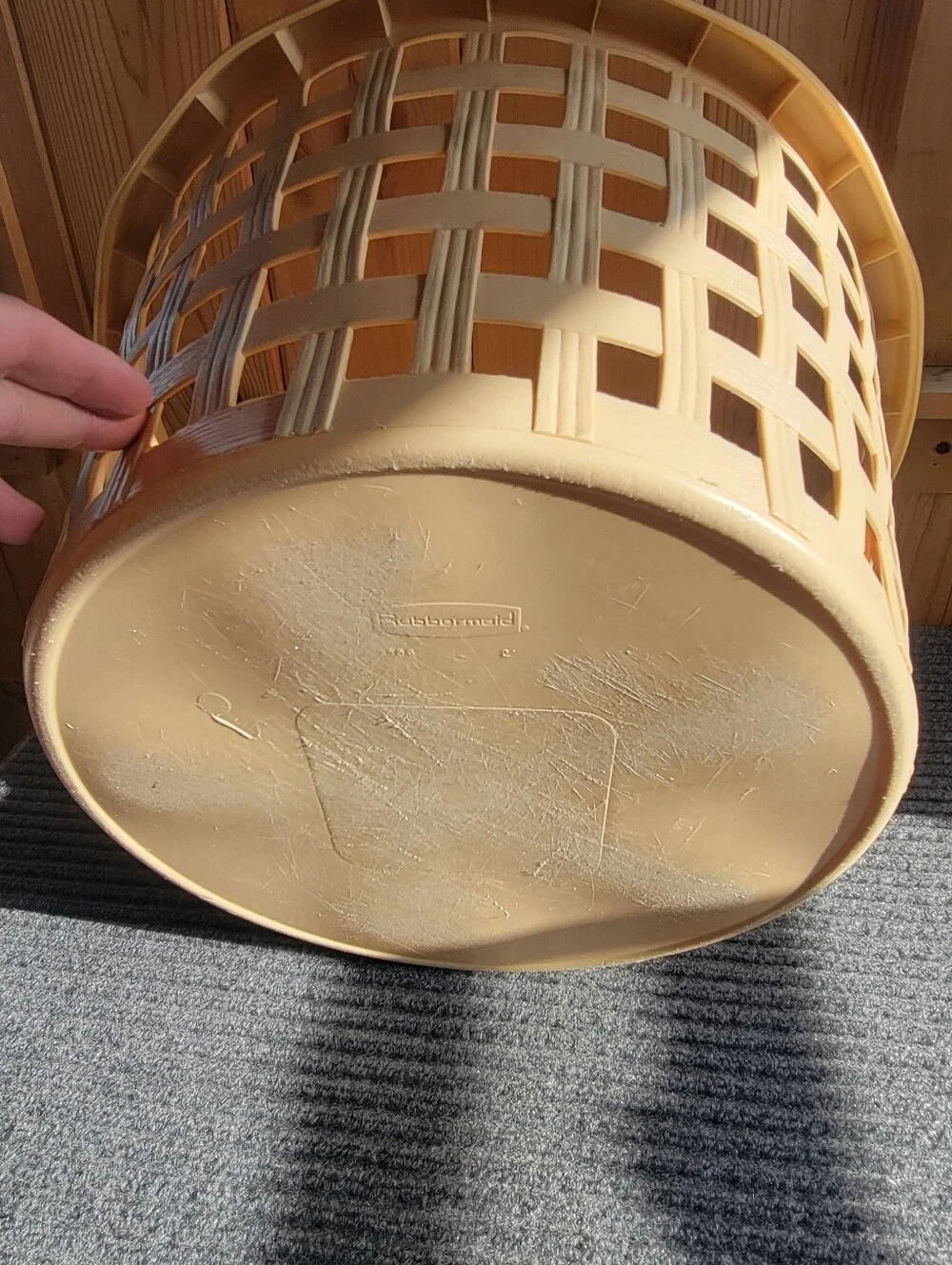 Vintage Rubbermaid Beige round laundry basket